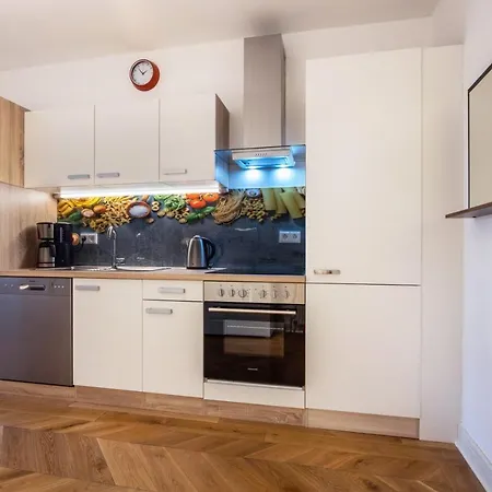 - App 1 Apartment *